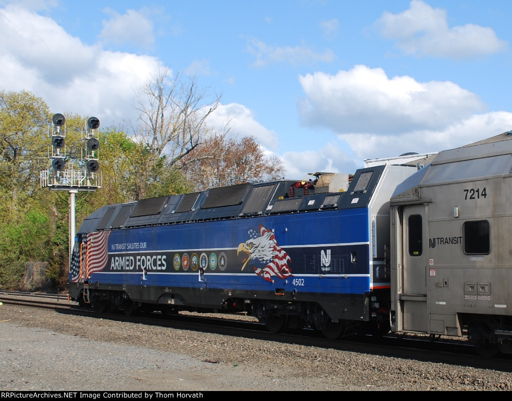 NJT 4502 pushes eastbound train 5126 at RVL's MP 36